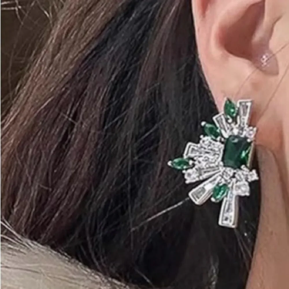 💚 NEW Elegant Green and Silver Starburst Statement Earrings 💚